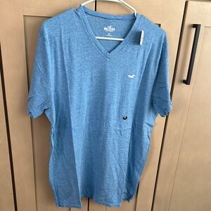 Hollister Men's Blue V-Neck Shirt